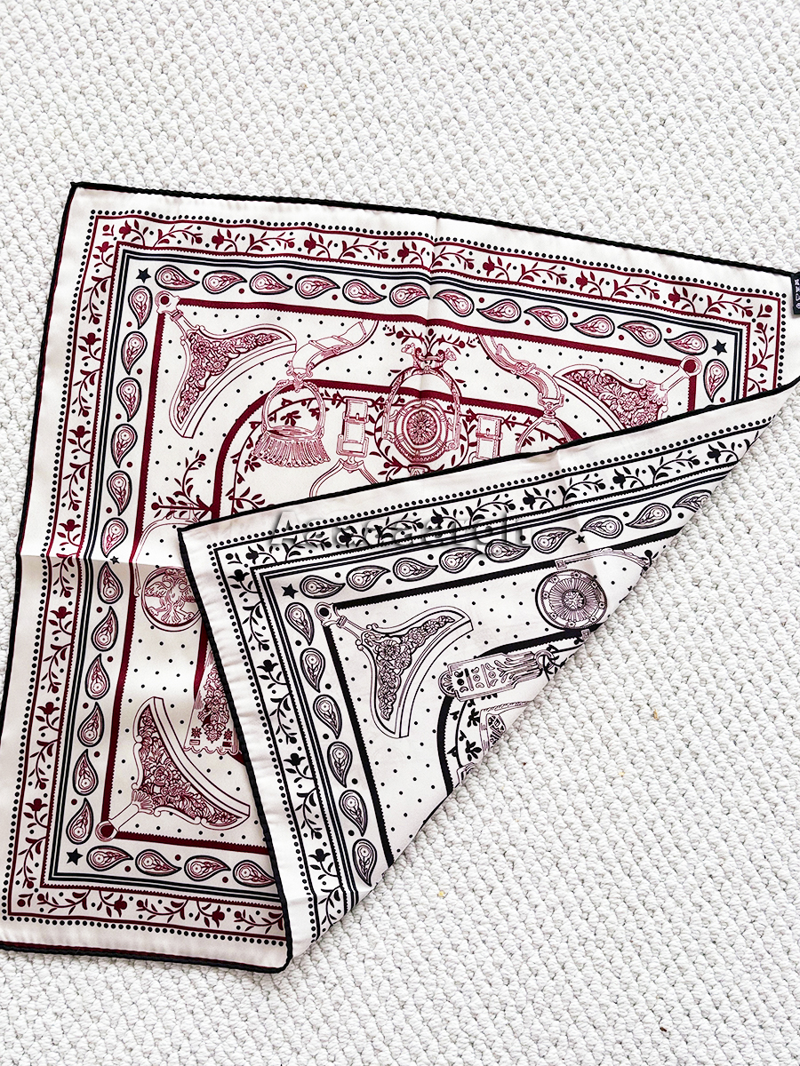Double Faced Print Scarf Silk  - مراجعة Luxury Bags Hong Kong وسعره