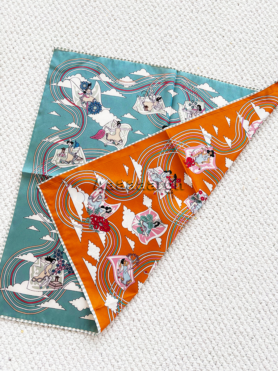 Double Faced Print Scarf Silk  - مراجعة Luxury Bags Hong Kong وسعره