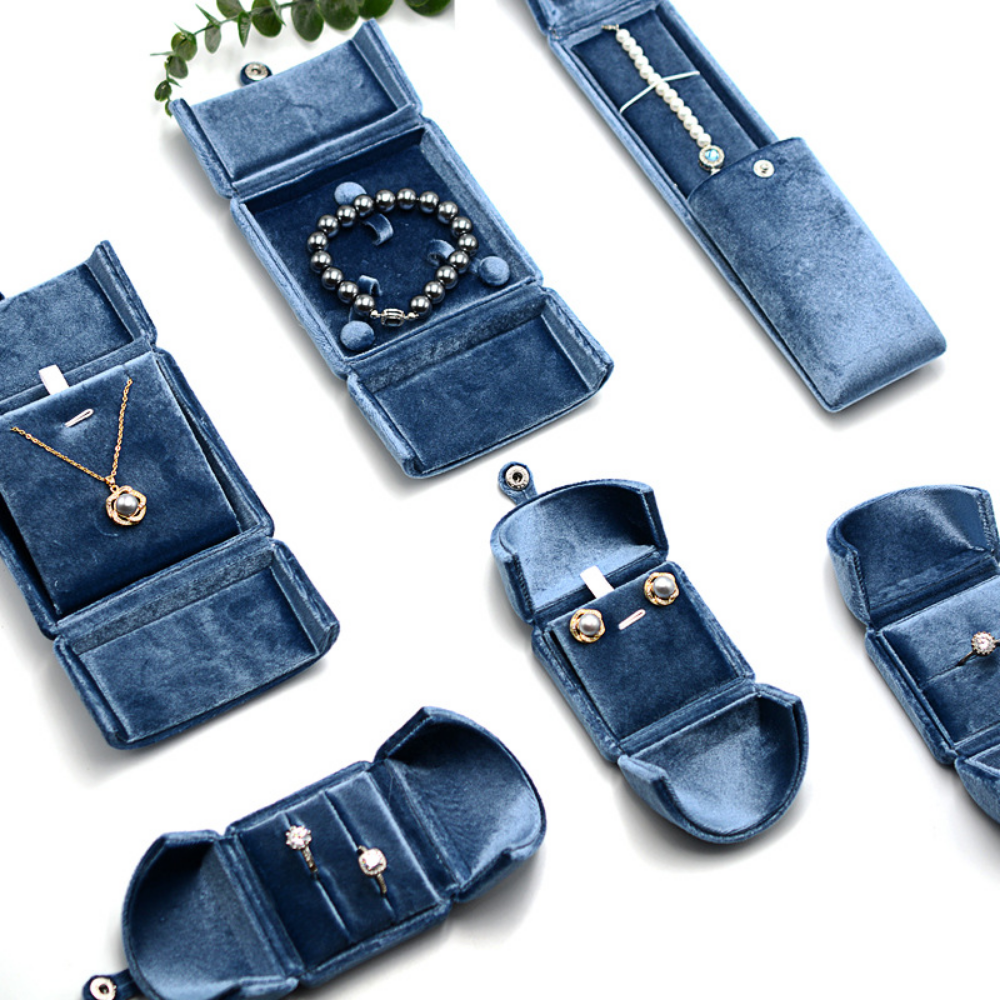 Double Opening Blue Velvet Jew - مراجعة Luxury Bags List وسعره