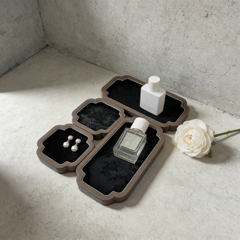 Luxury Court-Style Jewelry Dis - مراجعة Luxury Bags List وسعره