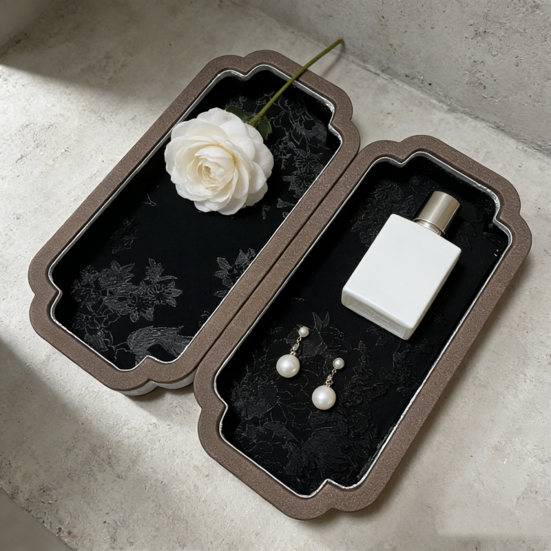 Luxury Court-Style Jewelry Dis - مراجعة Luxury Bags List وسعره