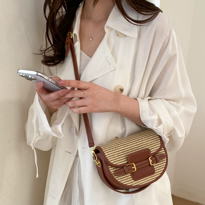 England Style Mini Straw Saddl - مراجعة Luxury Bags 2026 وسعره