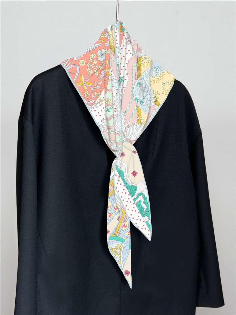 Silk Twill Scarf Triangle Shap - مراجعة Luxury Bags Hong Kong وسعره