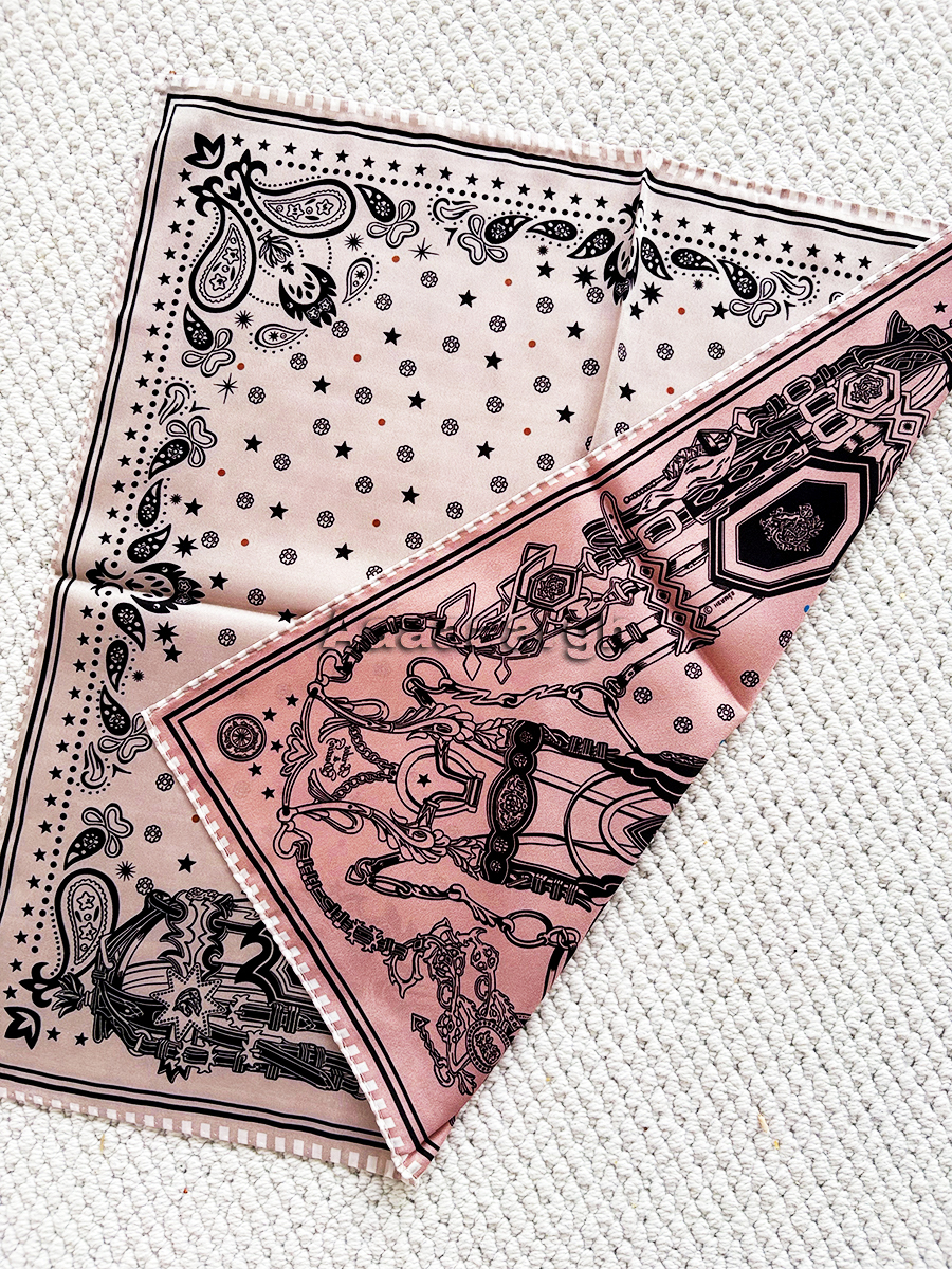 Double Faced Print Small Silk  - مراجعة Luxury Bags Hong Kong وسعره